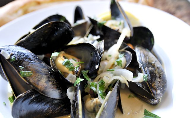 Mussels in Wine & Broth with Garlic, Fennel & Herbs