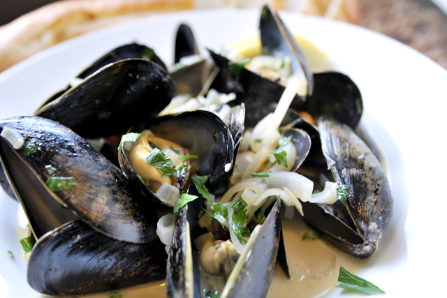 Mussels in Wine & Broth with Garlic, Fennel & Herbs